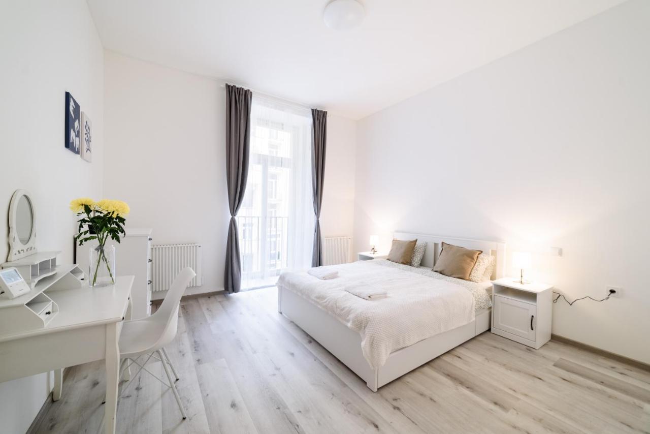 New Apartments Near Dancing House Praga Esterno foto